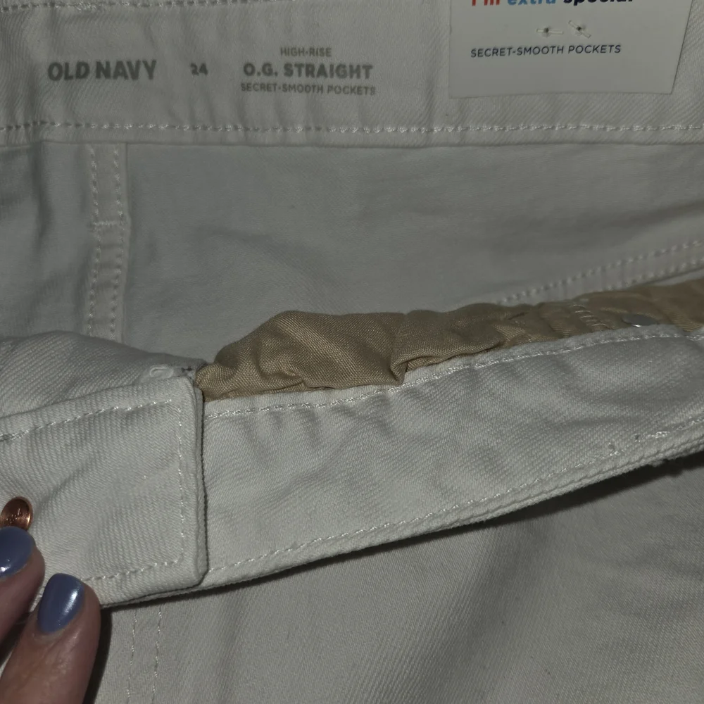 Old Navy White Women's Cuffed Denim Shorts - Picture 2 of 4